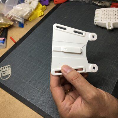 image de couverture pour la section thermoformage de la partie assemblage de la main Phoenix dans le processus de fabrication des dispositifs e-Nable.